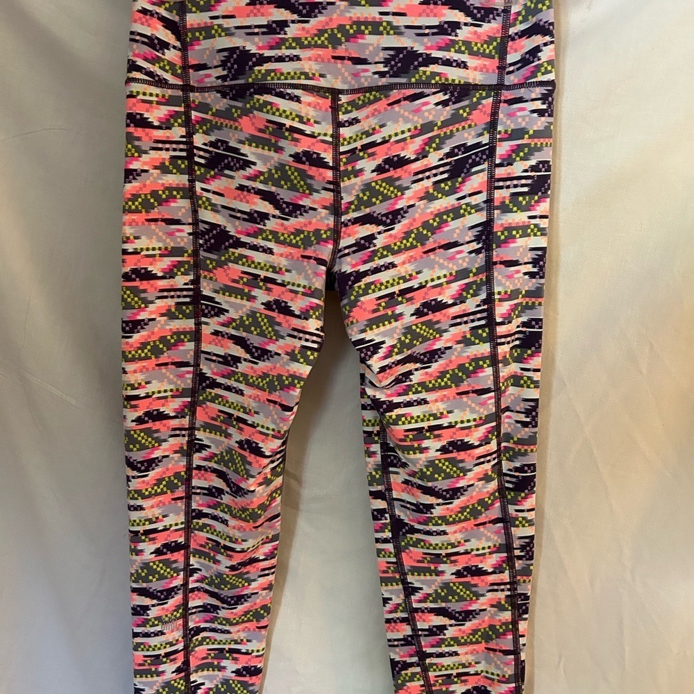Victorias Secret VSX Sport Knockout Capri Leggings Multi Color Ikat Print Small